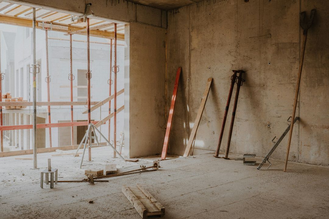 Rohbau-Innenraum aus Sichtbeton mit Deckenstützen und Bewehrung