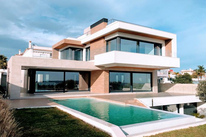 Moderne Villa mit Pool und großen Glasfronten
