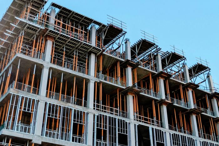 Mehrgeschossiges Gebäude im Rohbau mit Fassadengerüst
